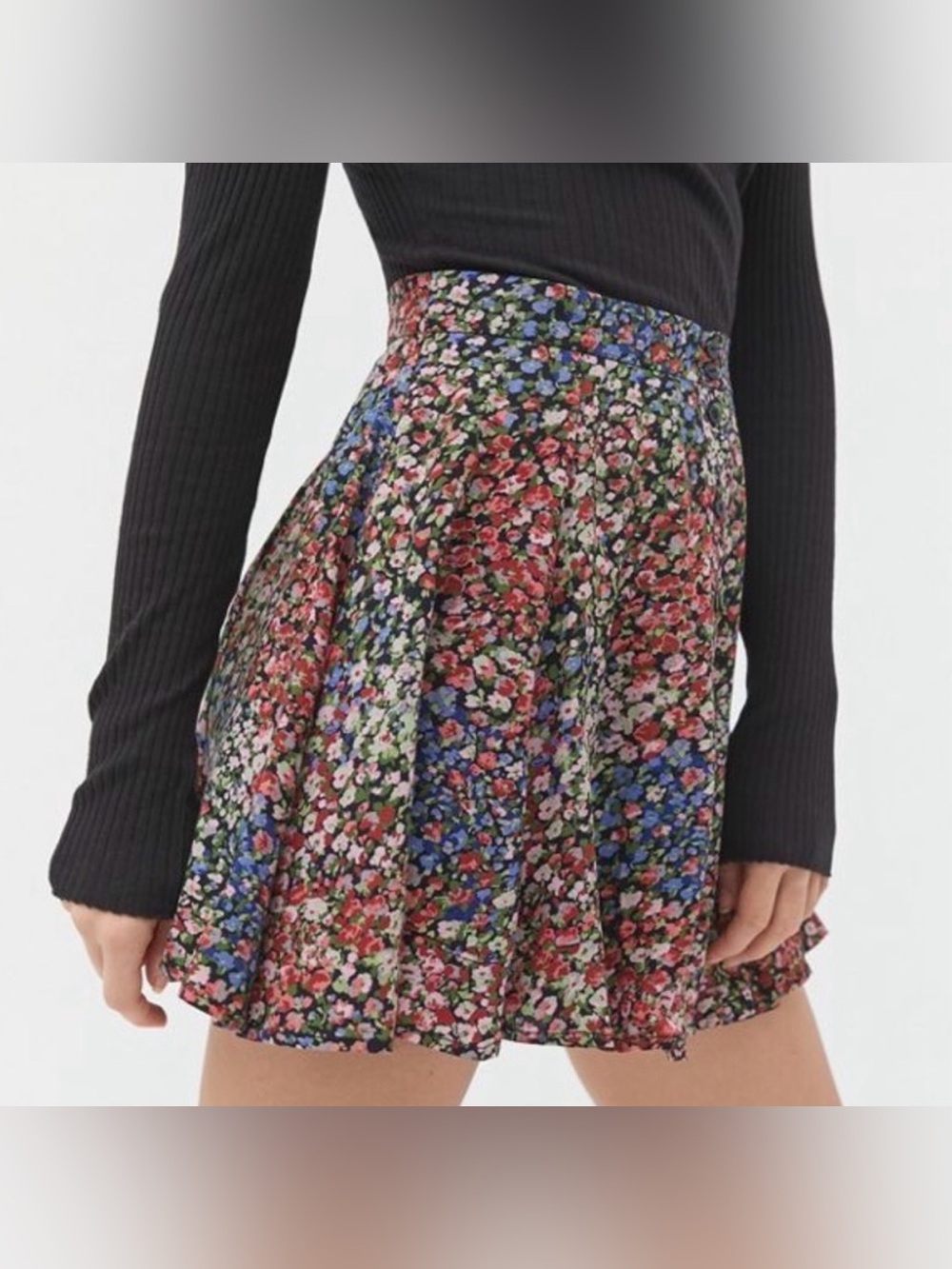 UO Millie Button-Front Mini
Skirt Floral Mini Skirt - Cream Autumn Floral S-P